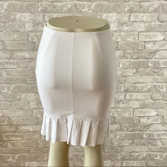 SOLD | 🔥SALE🔥 Guess by Marciano Ruffled White Pencil Skirt - Picture 5 of 16